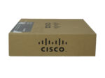 Zamknięte, oryginalne pudełko kartonowe Cisco z logo producenta na wieku, widziane pod kątem z góry.