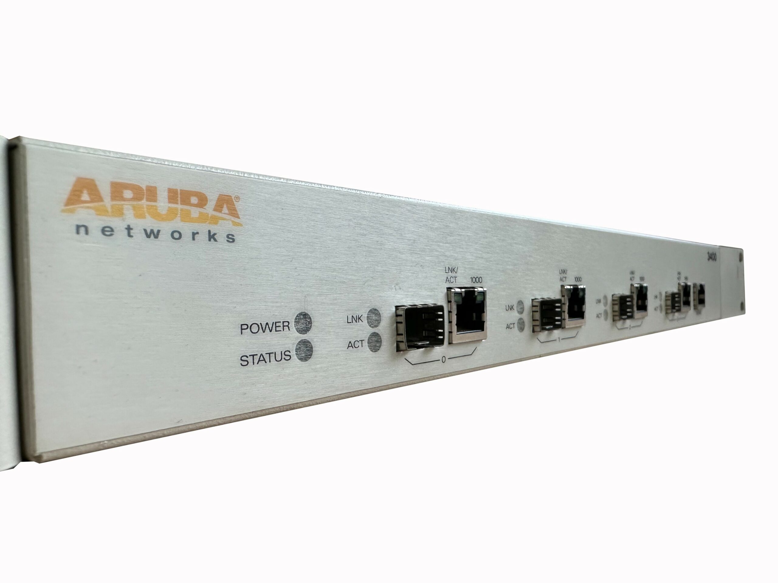 Przedni panel kontrolera Aruba Networks z diodami Power i Status oraz kilkoma portami sieciowymi, obudowa metalowa