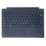 Granatowa klawiatura Microsoft Surface Type Cover z touchpadem, widoczna od góry, z lekkim odbiciem światła na obudowie.