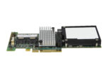 Karta kontrolera RAID z radiatorem, modułem pamięci cache i złączem PCIe x8 od spodu, widok pod kątem.