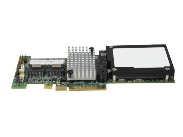 Karta kontrolera RAID z radiatorem, modułem pamięci cache i złączem PCIe x8 od spodu, widok pod kątem.