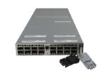 Moduł EMC Matrix z rzędem 16 portów QSFP z przodu i podłączonym kablem zasilającym z boku obudowy