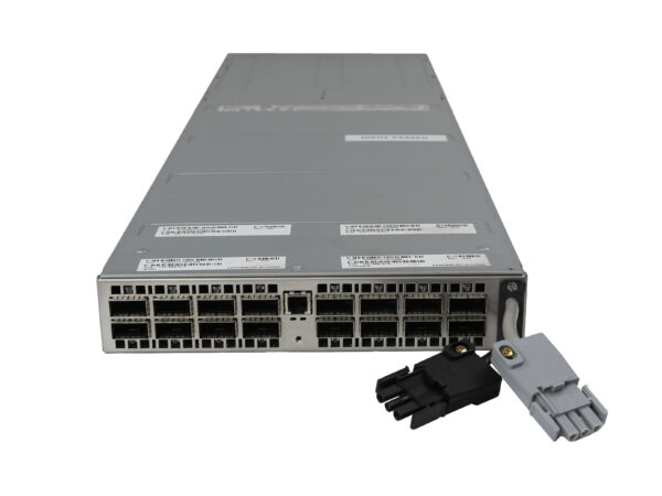 Moduł EMC Matrix z rzędem 16 portów QSFP z przodu i podłączonym kablem zasilającym z boku obudowy