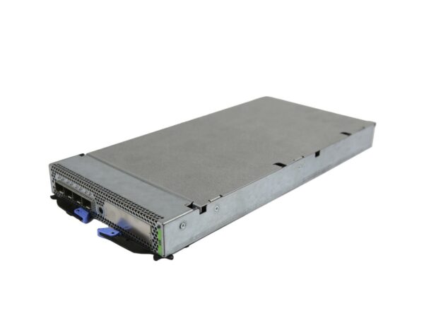 Moduł serwerowy IBM ujęty pod kątem z góry, widoczna metalowa obudowa i przedni panel z dwoma niebieskimi uchwytami