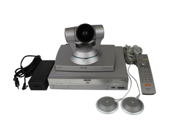 Zestaw wideokonferencyjny Sony: kamera PTZ na jednostce bazowej, pilot, zasilacz oraz dwa okrągłe mikrofony.