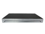 Kodek Cisco TelePresence SX80 widziany od przodu, płaska metalowa obudowa z ciemnym panelem górnym.