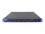 Przedni panel urządzenia Juniper SRX240 z rzędami portów RJ45, dwoma slotami rozszerzeń i uszami montażowymi do szafy rack.