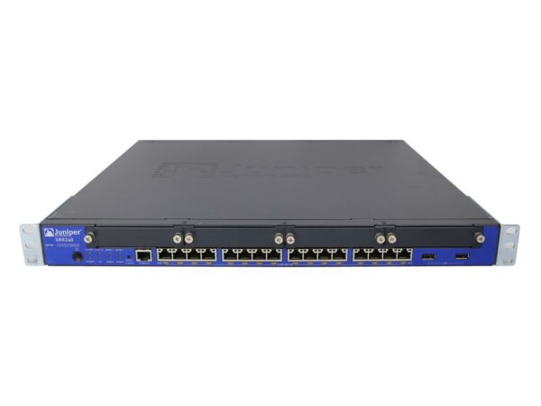 Przedni panel urządzenia Juniper SRX240 z rzędami portów RJ45, dwoma slotami rozszerzeń i uszami montażowymi do szafy rack.