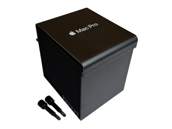 Radiator Apple Mac Pro w czarnej obudowie z żebrowaniem i logo Apple na górze, obok dwie śrubki mocujące.