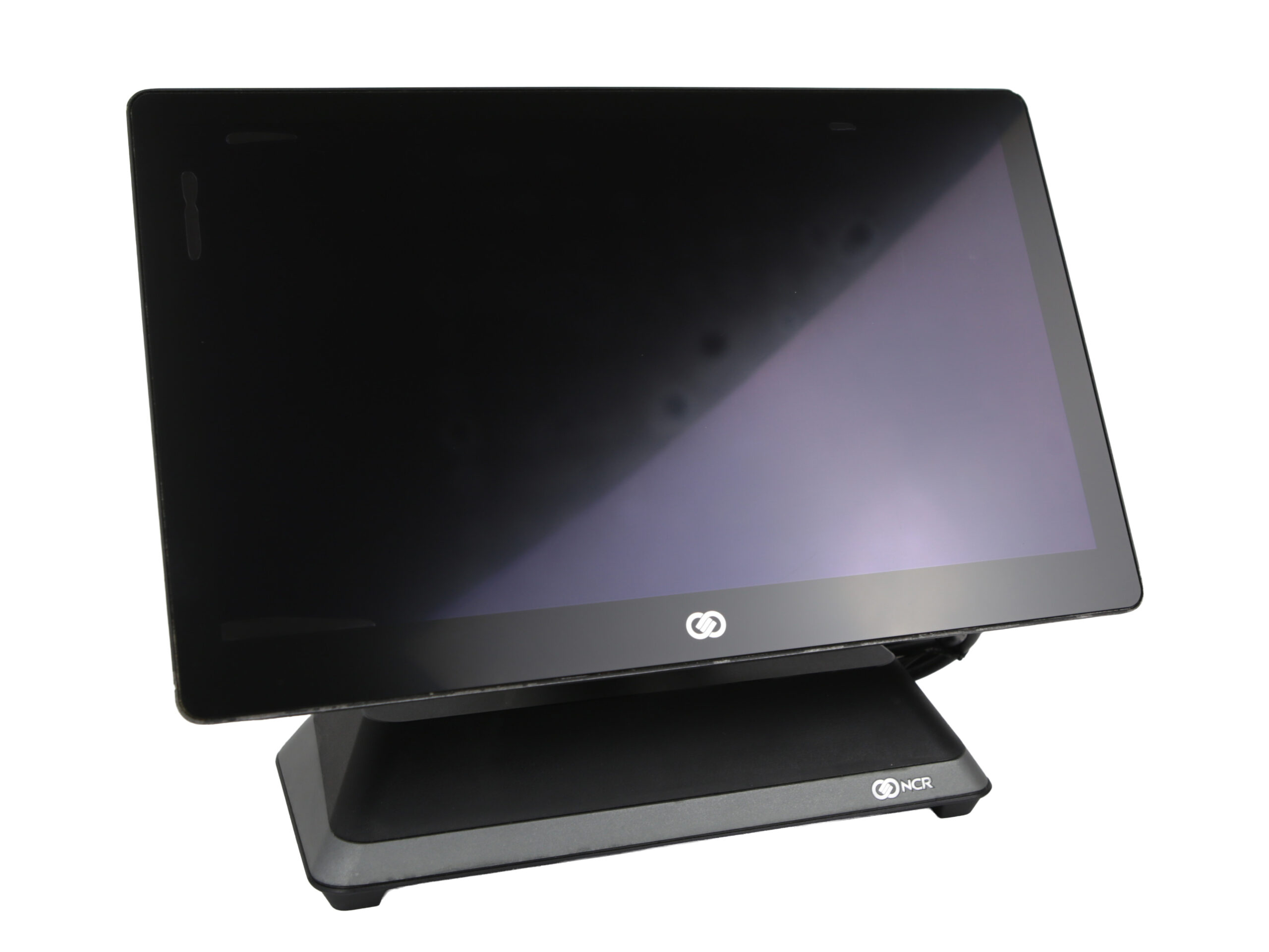 Terminal POS NCR CX7 all-in-one z dotykowym ekranem na obrotowej podstawie, widok z boku pod kątem, ekran wyłączony.