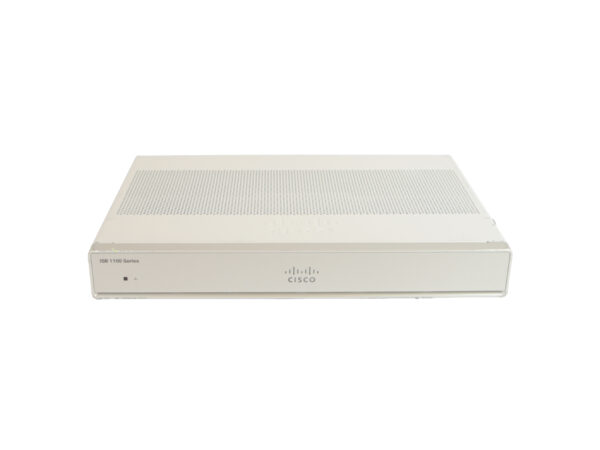 Router Cisco C1111-4P w jasnej obudowie, widok od przodu z lekko perforowaną górną częścią i logo Cisco.