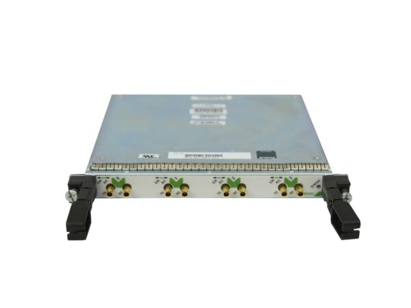 Moduł Cisco SPA z przodu widoczne cztery porty T3/E3 z zielonymi zaślepkami i dwie dźwignie mocujące po bokach