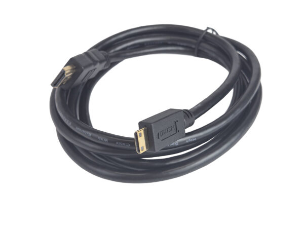 Zwinięty czarny kabel ze złączem HDMI i mini-HDMI, oba wtyki pozłacane, luzem na białym tle.