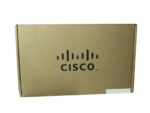 Zamknięte kartonowe pudełko z logo Cisco na wierzchu i naklejką z etykietą na boku.