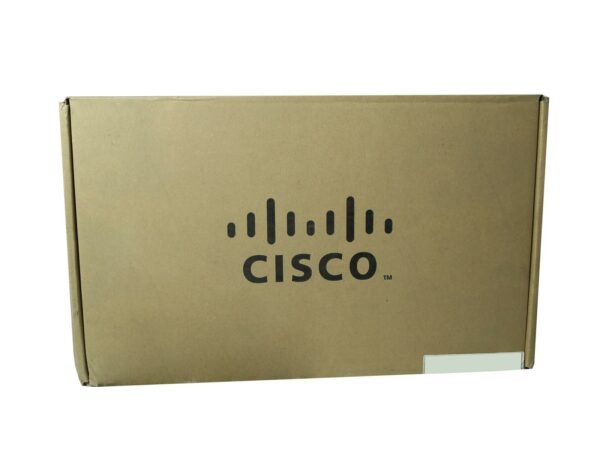 Zamknięte kartonowe pudełko z logo Cisco na wierzchu i naklejką z etykietą na boku.