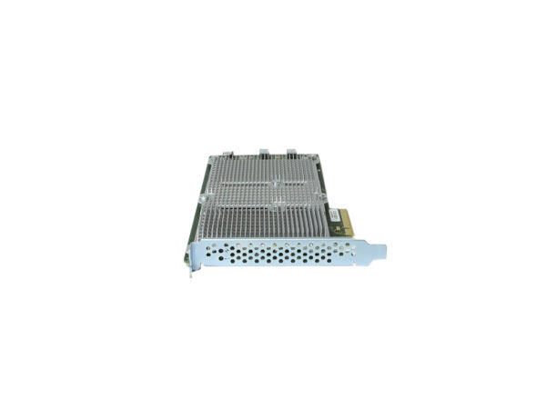 Moduł NetApp Flash Cache2 PCIe od góry, widoczna metalowa obudowa z perforacją i złączami krawędziowymi.