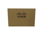 Zamknięte tekturowe pudełko w kolorze brązowym z czarnym logo Cisco na wieku.