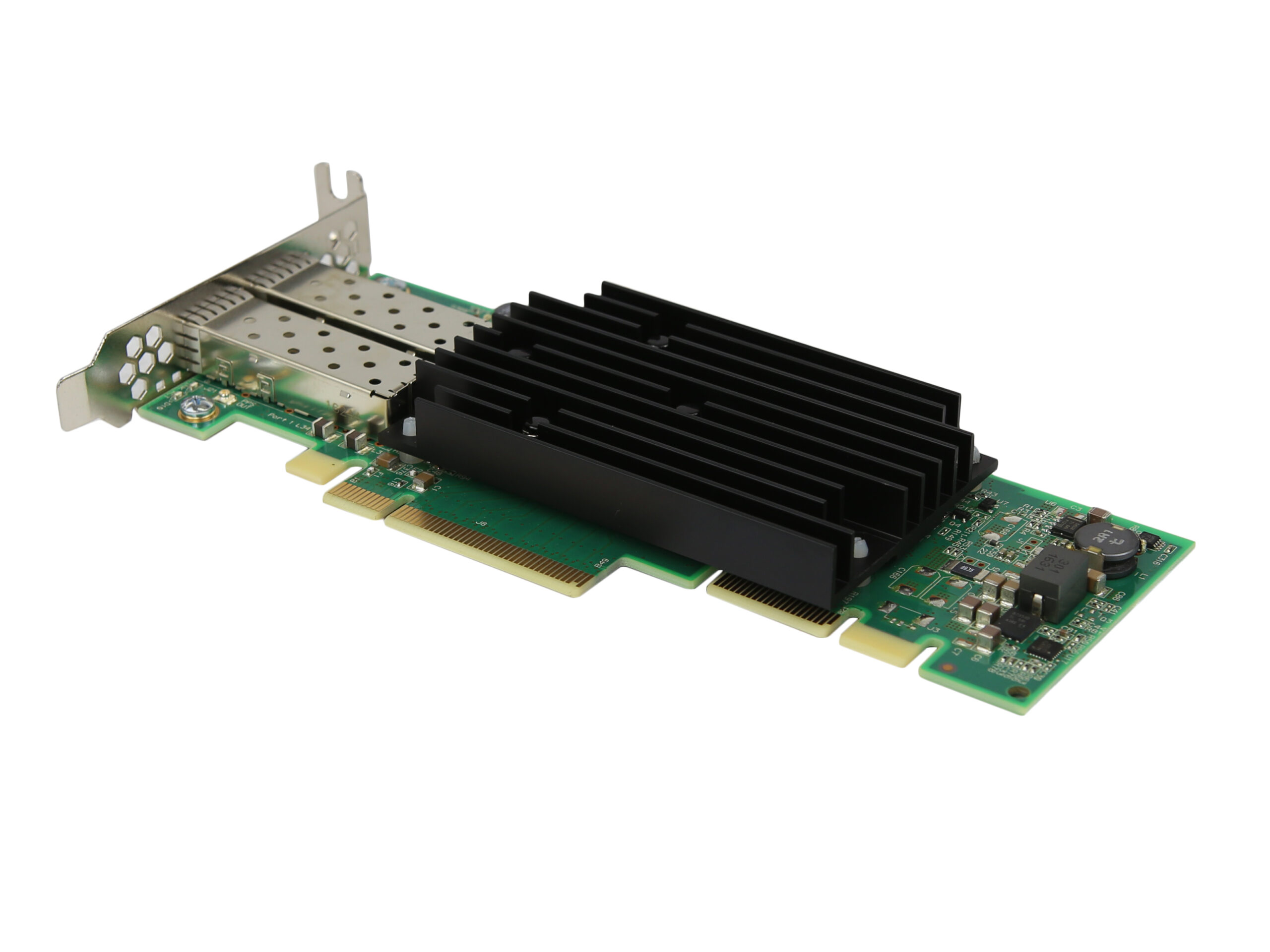 Karta sieciowa PCIe z dużym czarnym radiatorem i pojedynczym portem SFP+ widocznym na wsporniku.