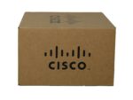Zamknięte tekturowe pudełko z logo Cisco na boku, oklejone taśmą z nadrukiem wzdłuż górnej krawędzi.