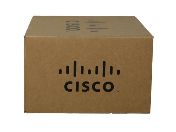 Zamknięte tekturowe pudełko z logo Cisco na boku, oklejone taśmą z nadrukiem wzdłuż górnej krawędzi.