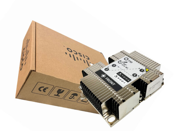 Dwa radiatory Cisco UCSB-HS-M5-F z żebrowaniem chłodzącym obok zamkniętego kartonowego opakowania z logo Cisco.