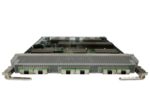 Przedni panel modułu liniowego Cisco z sześcioma portami QSFP i dwoma uchwytami do wysuwania z obudowy.