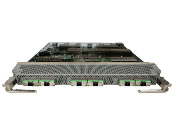 Przedni panel modułu liniowego Cisco z sześcioma portami QSFP i dwoma uchwytami do wysuwania z obudowy.