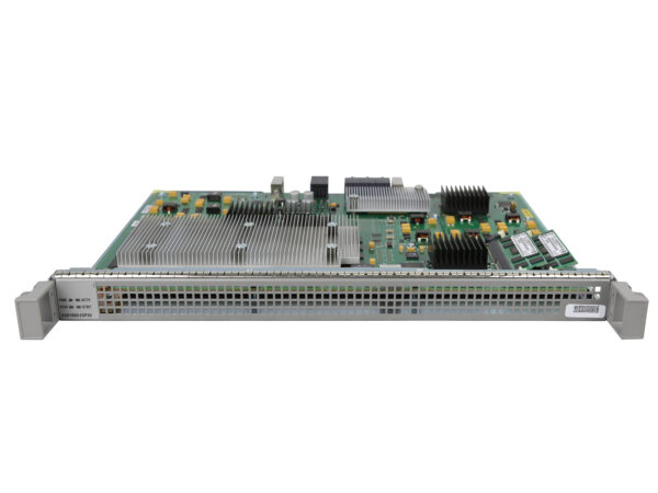 Moduł Cisco ASR1000-ESP20 pod skosem, widoczna płyta z układami i radiatorami oraz uchwyty montażowe po bokach.