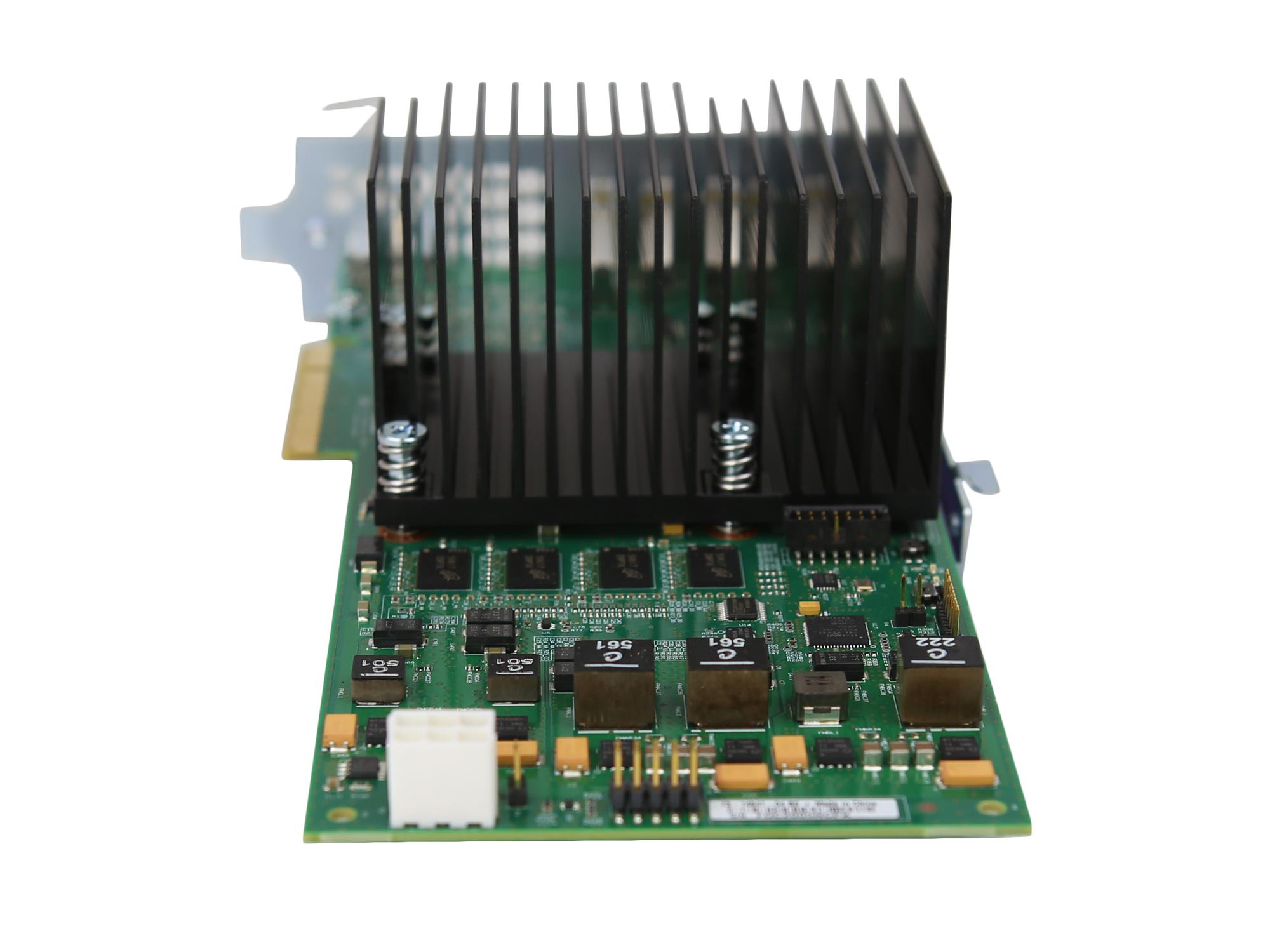 Karta rozszerzeń PCIe z dużym żebrowanym radiatorem chłodzącym i widocznymi układami scalonymi na zielonym laminacie.