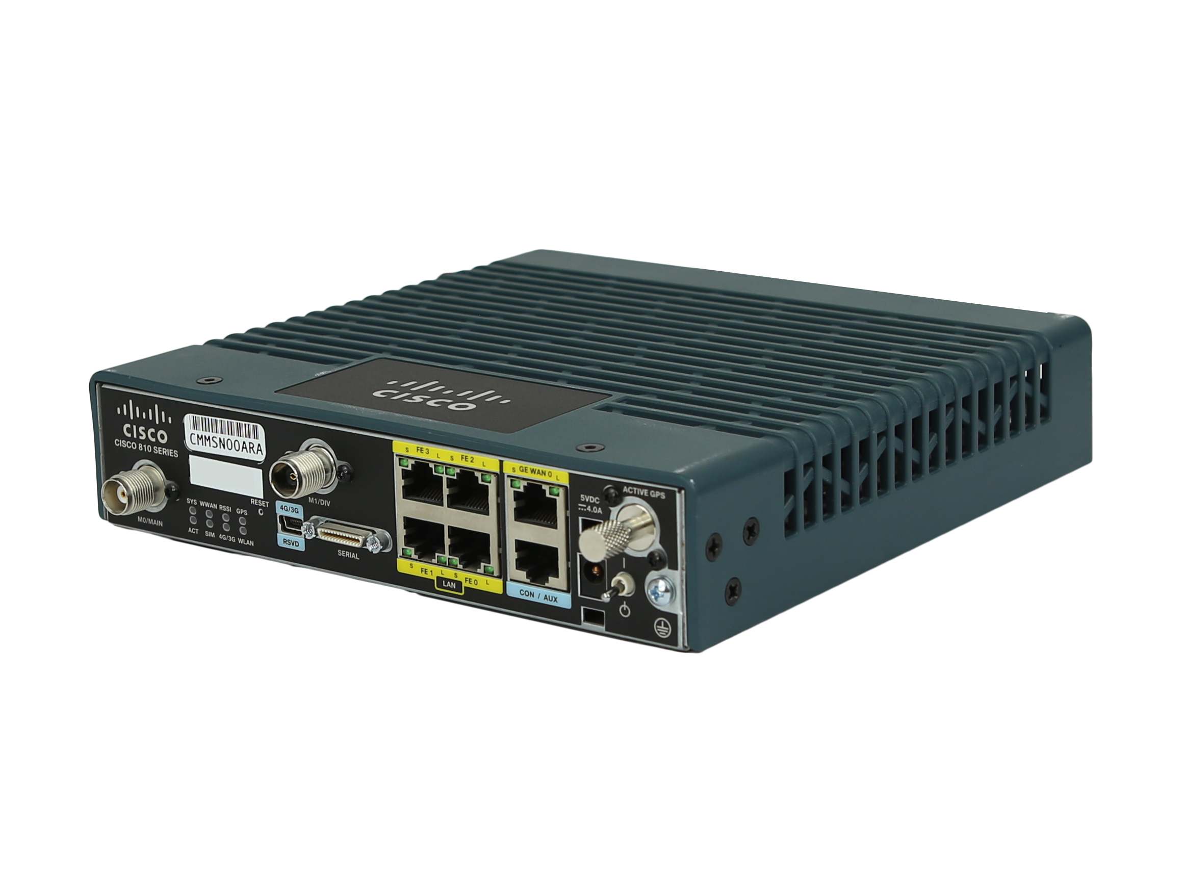Router Cisco widziany pod kątem z przodu, widoczne porty LAN, żółte etykiety oraz anteny LTE na rogach obudowy.