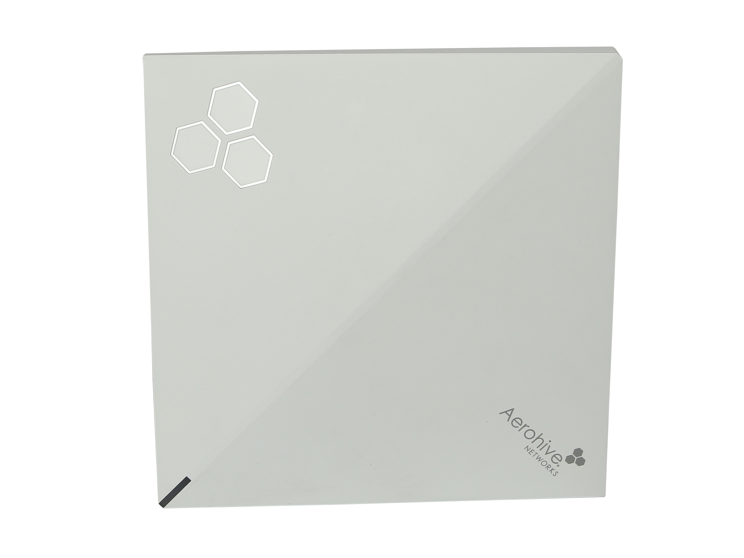 Kwadratowa biała obudowa access pointu Aerohive z logo i heksagonalnym wzorem, widok od góry pod kątem.