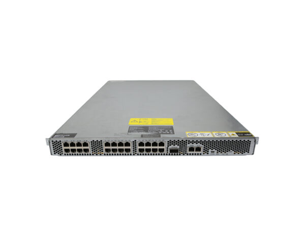 Przedni panel urządzenia rack z licznymi portami sieciowymi i SFP oraz żółtą naklejką na obudowie.