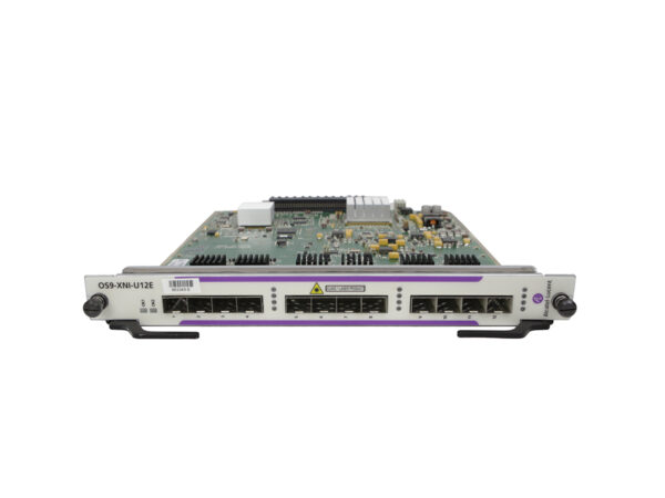 Moduł liniowy Alcatel-Lucent z rzędem 12 gniazd SFP+ na przedniej płycie i widoczną elektroniką od góry.
