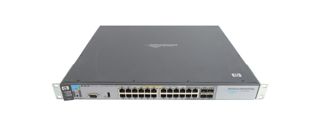 Przedni panel switcha HP ProCurve z dwoma rzędami portów RJ45 i uszami montażowymi po bokach obudowy.