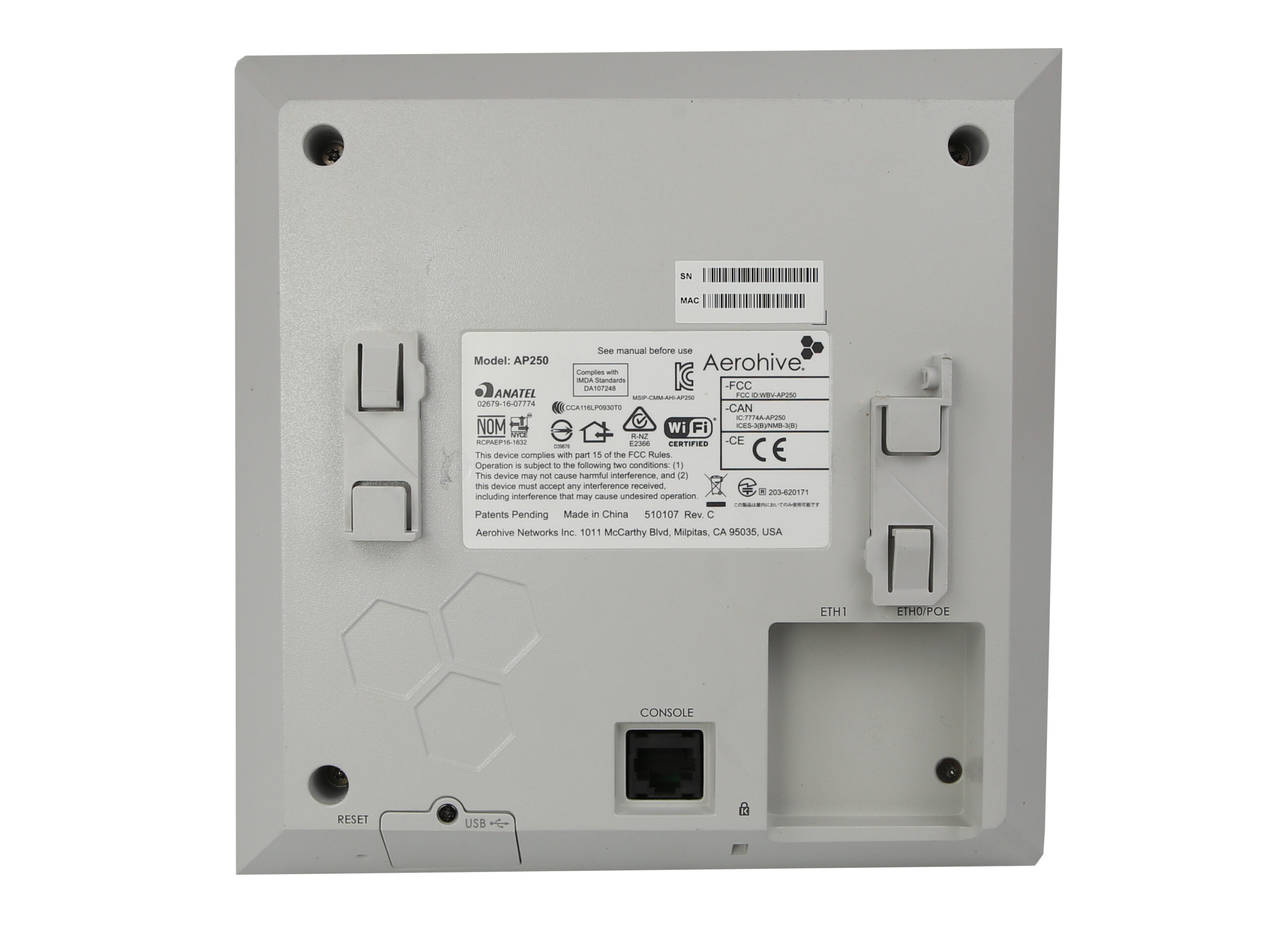 Tył access pointa Aerohive AP250 z portem RJ45, otworem montażowym i naklejkami z danymi modelu.