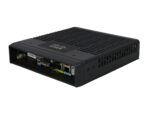 Router Cisco widoczny pod kątem z boku, z portami RJ45, złączem szeregowym i antenami na przednim panelu, obudowa z otworami wentylacyjnymi po prawej stronie.