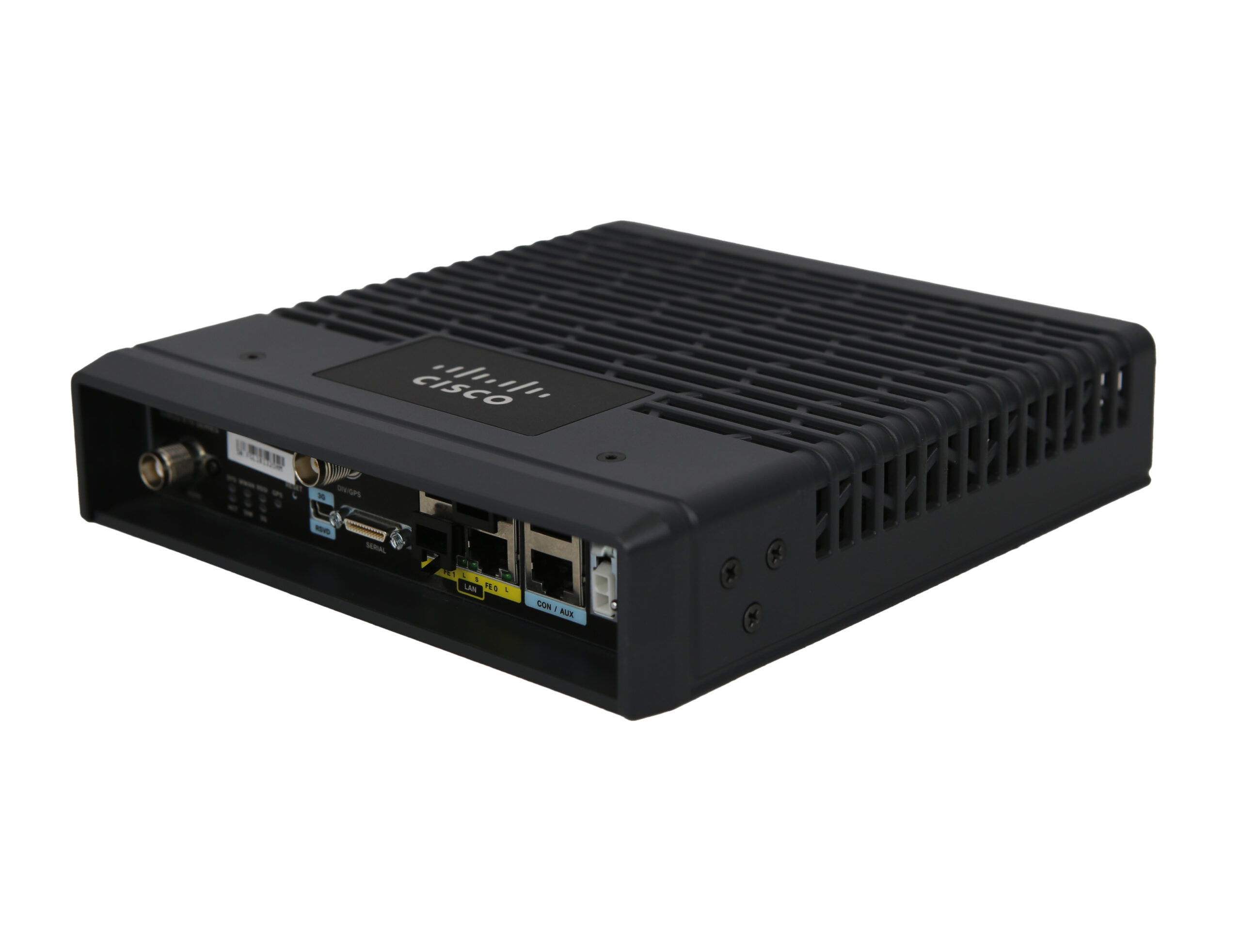 Router Cisco widoczny pod kątem z boku, z portami RJ45, złączem szeregowym i antenami na przednim panelu, obudowa z otworami wentylacyjnymi po prawej stronie.
