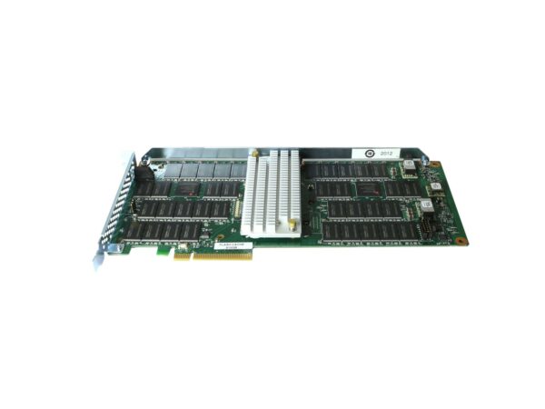 Karta rozszerzeń PCIe z licznymi modułami pamięci cache i metalowym radiatorem, widok z ukosa na zieloną płytkę