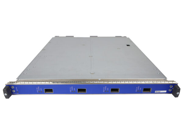 Moduł Juniper SRX5K-4XGE-XFP z niebieskim panelem czterech portów XFP, widok z góry na metalową obudowę karty.