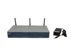 Access Point Cisco z trzema antenami z tyłu obudowy oraz dołączony zasilacz sieciowy obok.