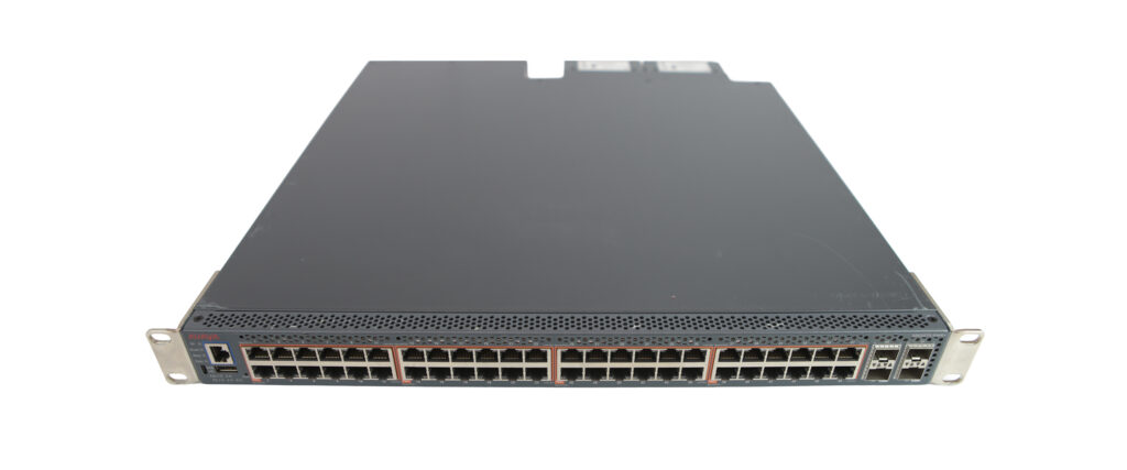 Przedni panel switcha Avaya z rzędem 48 portów RJ45 oraz dodatkowymi slotami SFP+, obudowa z uszami montażowymi.