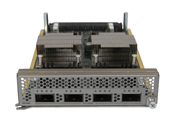 Moduł rozszerzeń Cisco z czterema portami QSFP na przednim panelu i widocznymi radiatorami chłodzącymi od góry.