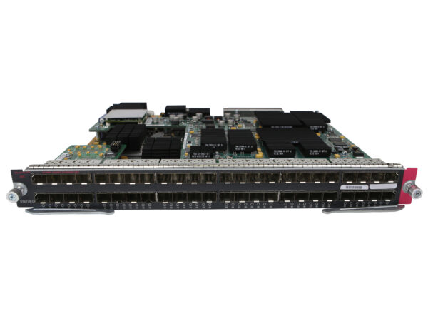 Moduł Cisco z rzędem 48 portów SFP na przednim panelu, odkryta płyta z układami elektronicznymi widoczna od góry