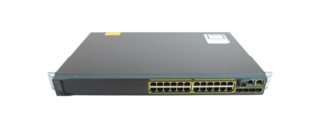 Przód switcha Cisco z 24 portami RJ45, diodami LED i czterema slotami SFP po prawej stronie, obudowa z uszami montażowymi.