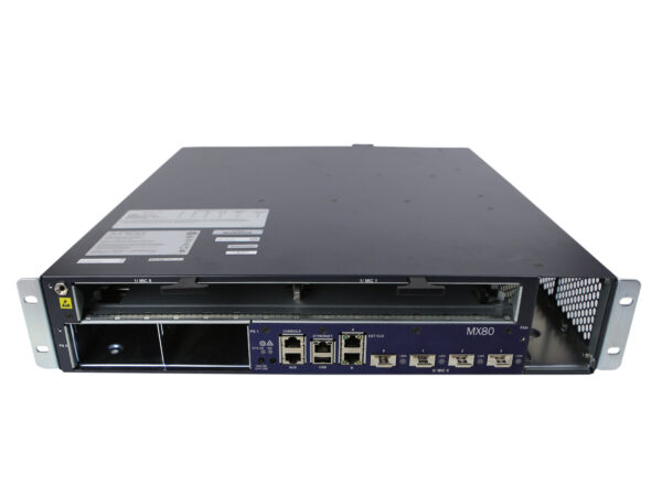 Przód obudowy Juniper MX80 z widocznymi portami RJ45, SFP i dwoma modułami wsuwanymi po lewej stronie panelu.