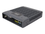 Router Cisco widoczny pod kątem z góry, przód z portami Ethernet i anteną, obudowa z kratką wentylacyjną.