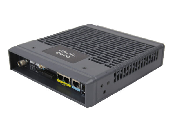 Router Cisco widoczny pod kątem z góry, przód z portami Ethernet i anteną, obudowa z kratką wentylacyjną.