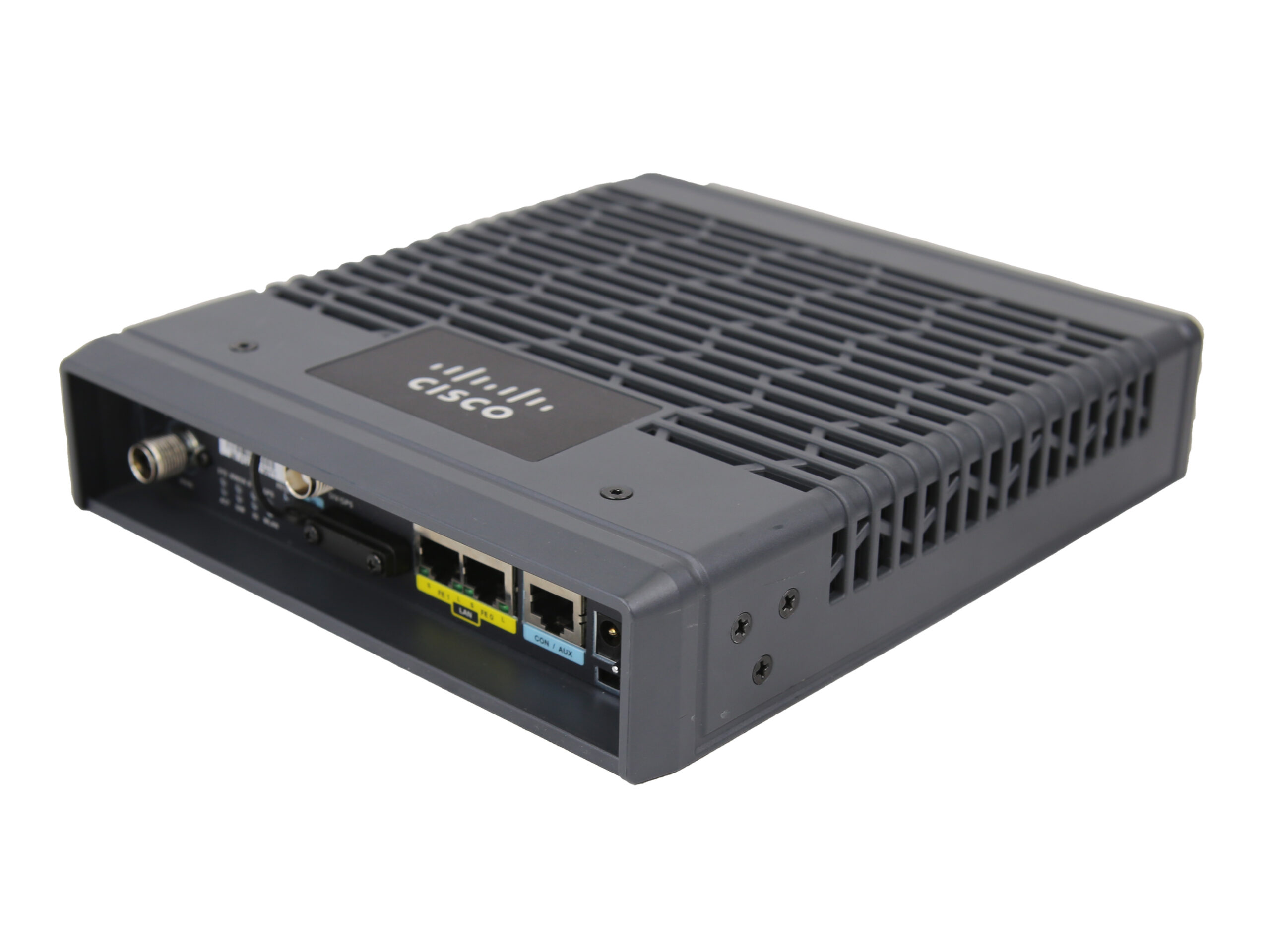 Router Cisco widoczny pod kątem z góry, przód z portami Ethernet i anteną, obudowa z kratką wentylacyjną.