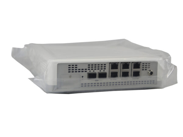 Urządzenie sieciowe Dell Edge 610N w foliowym opakowaniu ochronnym, widoczny przedni panel z portami RJ45 i SFP.