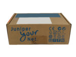 Zamknięte pudełko kartonowe Juniper Networks z niebieskim paskiem i logo "Juniper Your Net" oraz symbolami transportowymi.